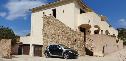 um pequeno carro estacionado em frente a um edifício em Très bel appartement,proche plage et centre ville. em Calvi