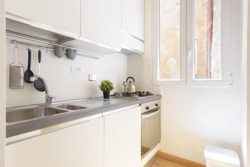 A cozinha ou cozinha compacta de Navona Love Apartment