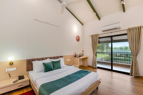 מיטה או מיטות בחדר ב-SaffronStays Amaltas, Nashik - pool villa with huge lawns perfect for large groups and corporate offsites