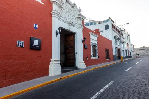 un edificio rojo y blanco con una puerta en una calle en Casa Andina Premium Arequipa, en Arequipa