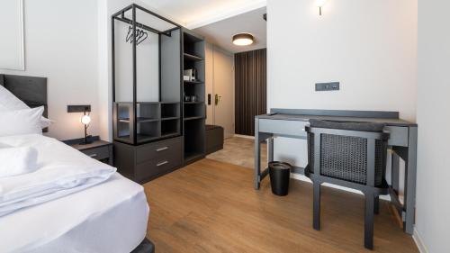 - une chambre avec un lit et un bureau avec un ordinateur dans l'établissement Hotel Metropol, à Tübingen