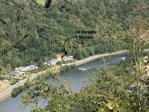 een luchtzicht op een rivier met een brug bij Le Paradis Mosan in Waulsort