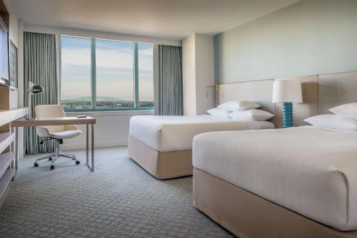 Gulta vai gultas numurā naktsmītnē Hyatt Regency Jacksonville Riverfront