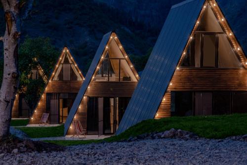 una casa con techos triangulares en la playa por la noche en Landhaus Borjomi, en Borjomi