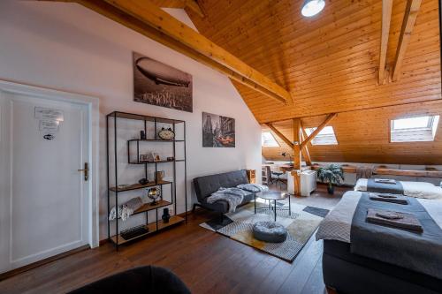 ein Wohnzimmer mit einem Sofa und einer Holzdecke in der Unterkunft Vintage Industrial City Apartments in Košice