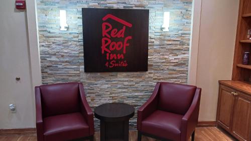 Posezení v ubytování Red Roof Inn & Suites Midland