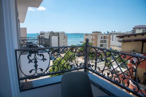 een balkon met uitzicht op de oceaan bij Hotel Lubjana in Durrës