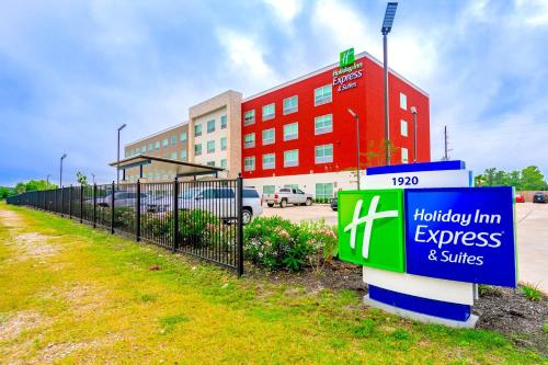 een gebouw met een bord voor een ziekenhuis bij Holiday Inn Express & Suites - Houston IAH - Beltway 8, an IHG Hotel in Houston