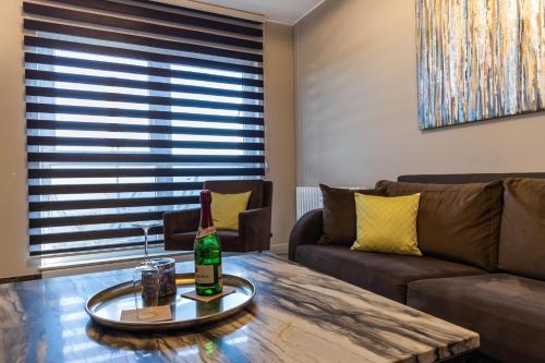 een woonkamer met een fles wijn op een tafel bij Deluxe Apartment mit Tiefgarage in Nähe Messe-BMW-Porsche-DHL-Flughafen-Flugzeugwerk der Deutsche Aircraft in Leipzig