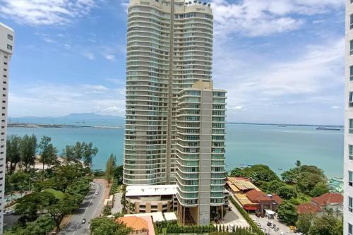 un edificio alto di fronte all'acqua di Family Suites at Mansion One by MAJ a George Town