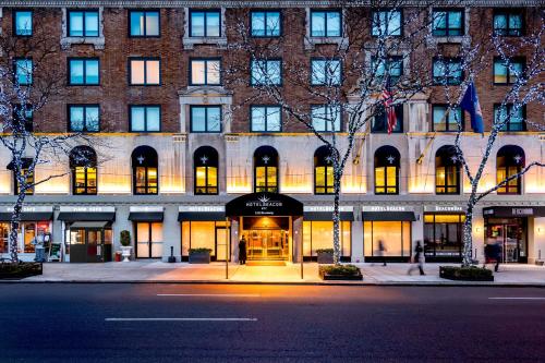 een groot bakstenen gebouw met een winkel ervoor bij Hotel Beacon in New York