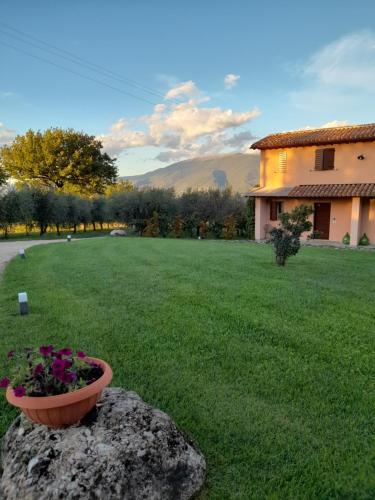 O vedere generală la munți sau o vedere la munte luată de la acest B&B