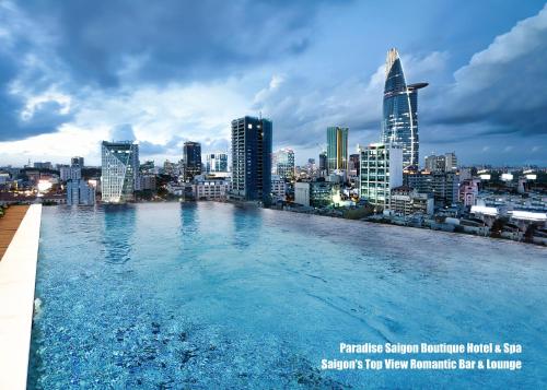 Peldbaseins naktsmītnē Paradise Saigon Boutique Hotel & Spa vai tās tuvumā