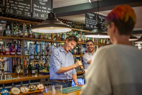 un groupe d'hommes debout dans un bar dans l'établissement Haighton Manor - Brunning and Price, à Grimsargh