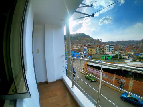 Zimmer mit Balkon und Stadtblick in der Unterkunft TERRA & LAKE in Puno