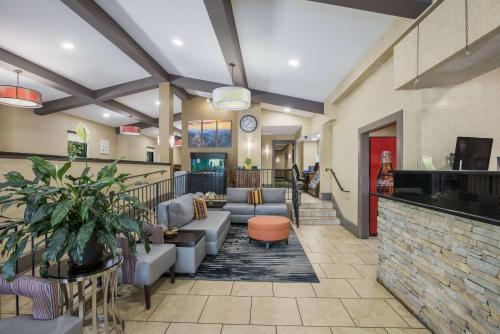 een lobby van een ziekenhuis met banken en een bar bij Best Western Asheville-Blue Ridge Parkway in Asheville