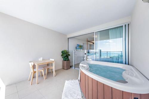 Снимка в галерията на Three A Airlie Seaviews, Pool, Private Spa в Еърли Бийч