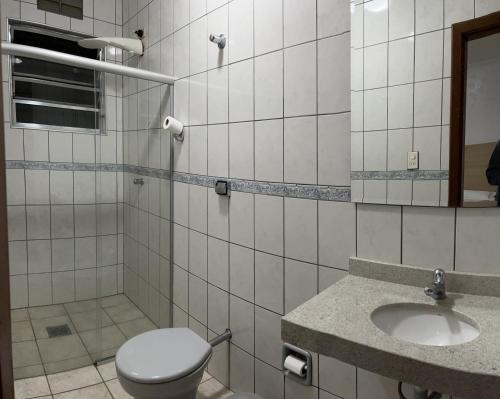 ein Bad mit einem WC und einem Waschbecken in der Unterkunft Hotel Taquaral in Campinas