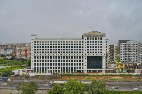 un gran edificio blanco en medio de una ciudad en Hotel Tip Top International Pune, en Pune