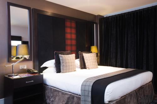 Una cama o camas en una habitación de Malmaison Aberdeen