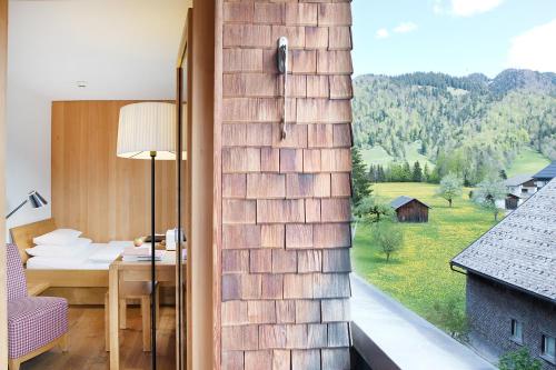 Zimmer mit einem Fenster und Bergblick in der Unterkunft Hotel Gasthof Krone in Hittisau