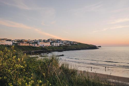 vista su una spiaggia con edifici e sull'oceano di Fistral Beach Hotel and Spa - Adults Only a Newquay