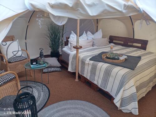 A bed or beds in a room at Glamping Altes Pastorat