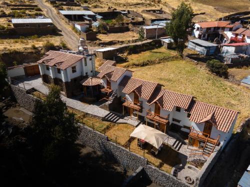 uma vista aérea de uma aldeia com uma casa em Lodge El Portal de Qopuy em Coporaque