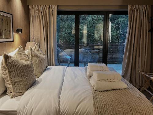 Tempat tidur dalam kamar di Apartments for two in Brand New Luxury Rural Farmhouse Escape