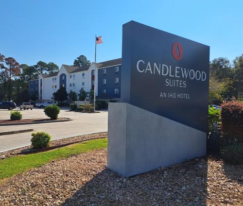 ラファイエットにあるCandlewood Suites Lafayette - River Ranch, an IHG Hotelの建物前看板