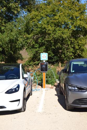 2 auto sono parcheggiate accanto a una stazione di alimentazione a idrogeno di Logis de La Bénétière a Treize-Vents