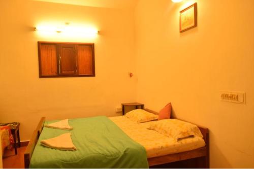 Tempat tidur dalam kamar di Sithara Homestay Fort Cochin