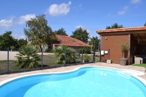 una piscina di fronte a una casa di Logis de La Bénétière a Treize-Vents