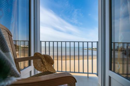 En balkon eller terrasse på CERISE Royan - Le Grand Hôtel de la Plage