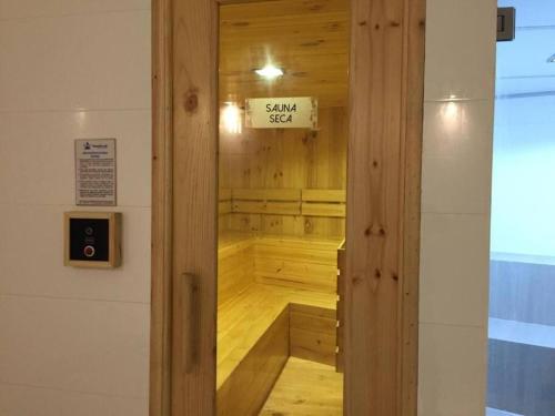 una sauna vuota con un cartello che dice "Cercare" di Hermoso apartamento en Ocean Reef San Bartolo, con acceso piscina y área sociales! a San Bartolo