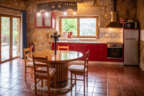 A kitchen or kitchenette at Gerês Country Stays - Lagar