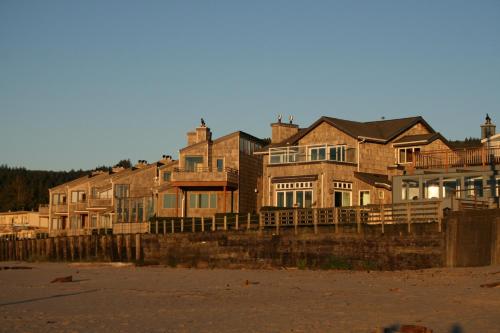 um grupo de casas na praia perto da água em The Waves em Cannon Beach