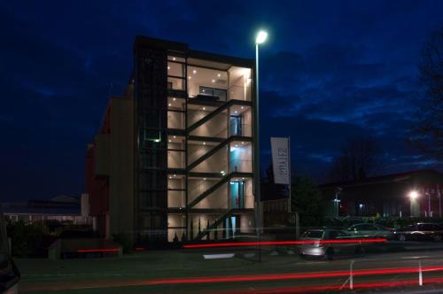 un grand bâtiment la nuit avec un éclairage de rue dans l'établissement Suytes, à Heidelberg