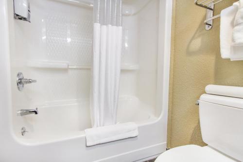 A bathroom at Grand Oaks Hotel