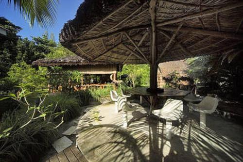 Um jardim em Omusee Self Catering