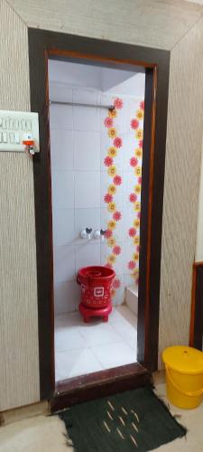 A bathroom at Sai Raghunandan Guest House