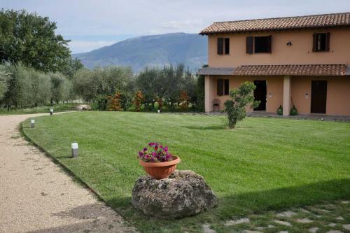 O vedere generală la munți sau o vedere la munte luată de la acest B&B