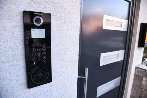 una puerta con una cámara de seguridad en el lateral de un edificio en Demir Apartmani, en Novi Pazar