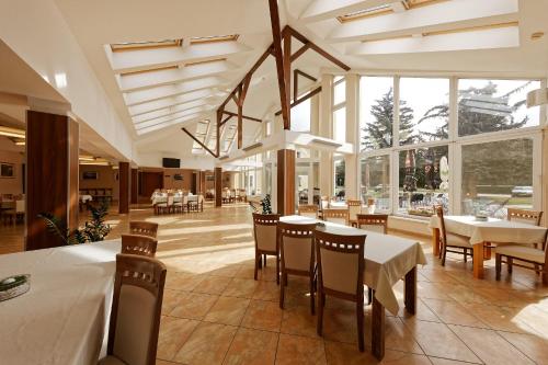 Klaudia's Hotel & Restaurant at Golf Resort, Bač Šamorín 레스토랑 또는 맛집