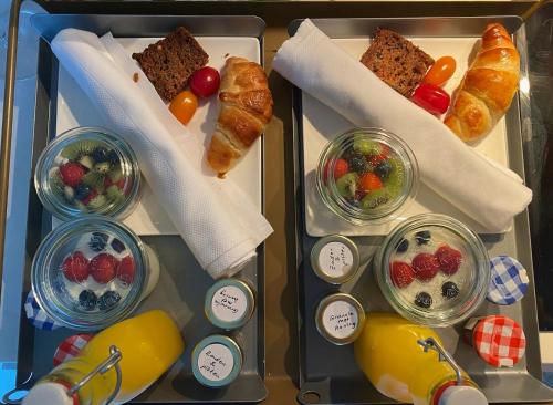 una bandeja de comida con diferentes tipos de pan y fruta en Hotel Oudegracht, en Utrecht