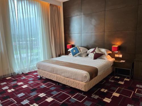 Tempat tidur dalam kamar di SSL Traders Hotel