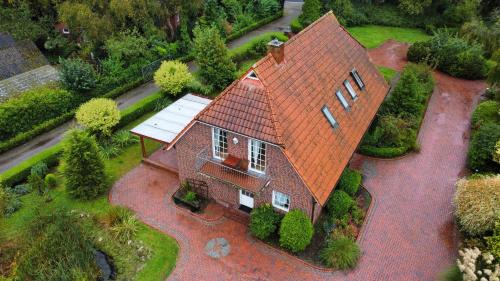 una vista sul soffitto di una grande casa con tetto arancione di Haus Fischernetz a Leezdorf