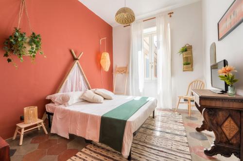 een slaapkamer met oranje muren en een bed met een piano bij Bohome Suite - Ethnic Apt in the Center of Rome in Rome