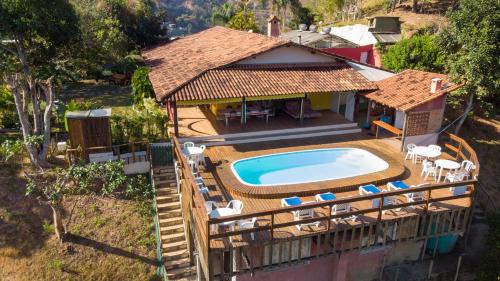 vista aerea di una casa con piscina di Aconchego Itaipava a Petrópolis