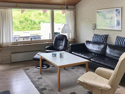 - un salon avec un canapé en cuir noir et une table dans l'établissement 6 person holiday home in Aabenraa, à Åbenrå